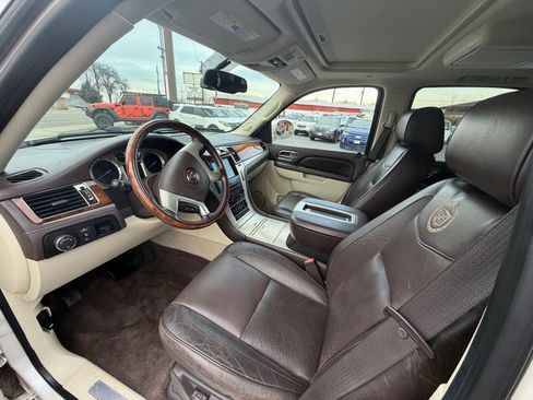 Used 2011 Cadillac Escalade Platinum image 11