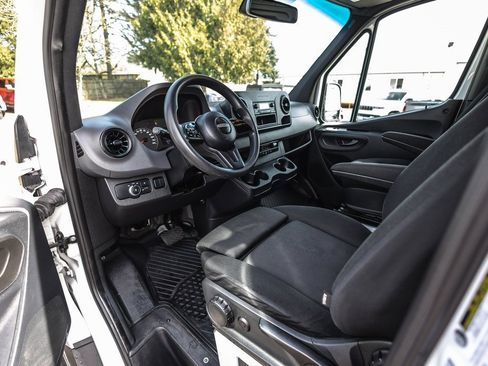 Used 2019 Freightliner Sprinter 3500 image 17