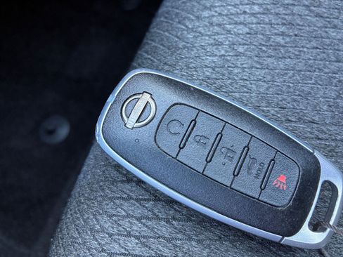 Used 2025 Nissan Rogue SV image 27