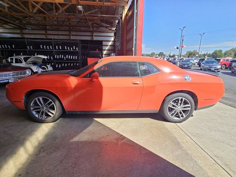 Used 2019 Dodge Challenger SXT AWD/4WD image 5