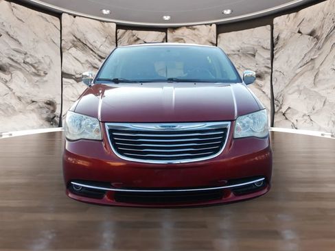 Used 2013 Chrysler Town & Country Touring-L image 2
