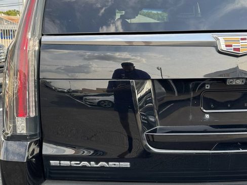 Used 2018 Cadillac Escalade Platinum AWD/4WD image 12
