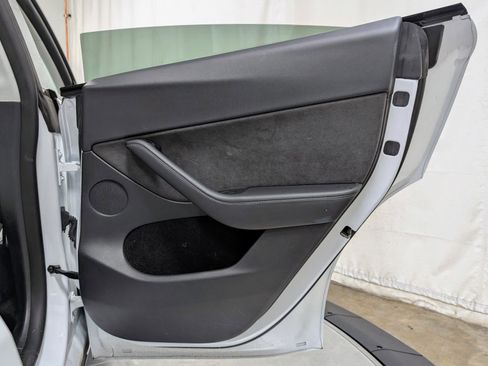 Used 2022 Tesla Model Y Long Range image 21