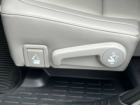Used 2019 Toyota Highlander XLE AWD/4WD image 35