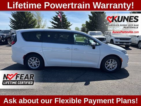 Used 2023 Chrysler Pacifica Touring-L FWD image 3
