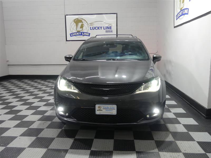 Used 2019 Chrysler Pacifica Limited w/ Advanced Safetytec Group FWD image 2