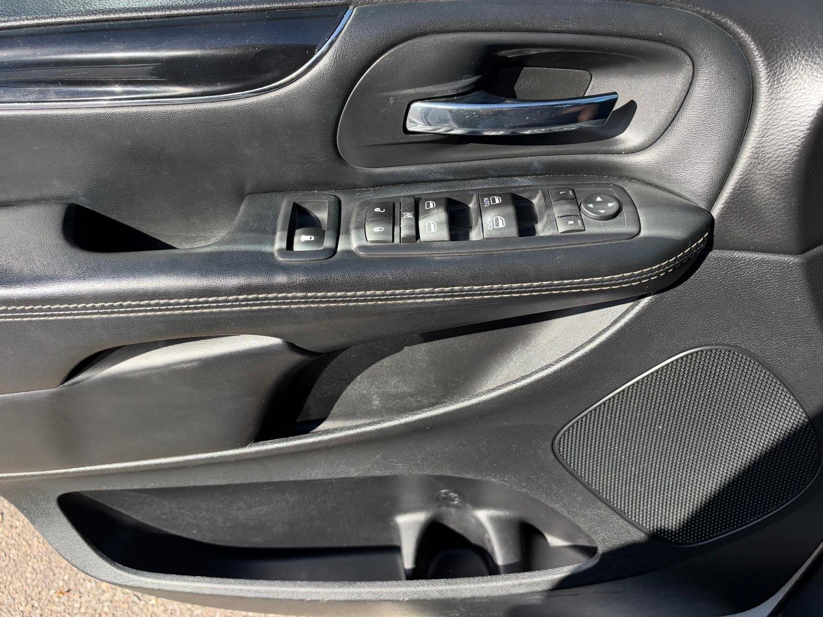 Used 2017 Dodge Grand Caravan SXT w/ Driver Convenience Group FWD image 17