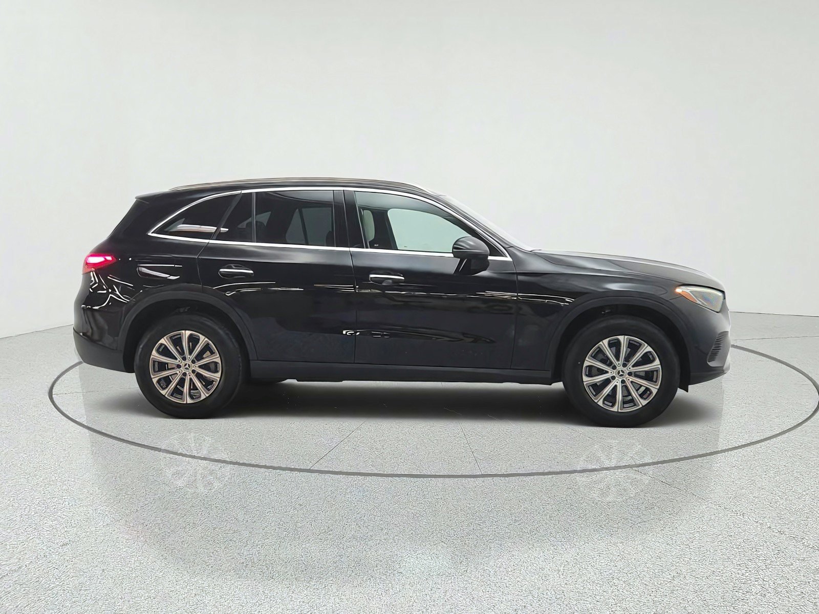 Used 2023 Mercedes-Benz GLC 300 image 4