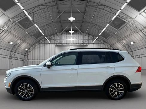 Used 2020 Volkswagen Tiguan SE w/ Panoramic Sunroof Package image 9