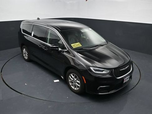 Used 2024 Chrysler Pacifica Touring-L FWD image 34