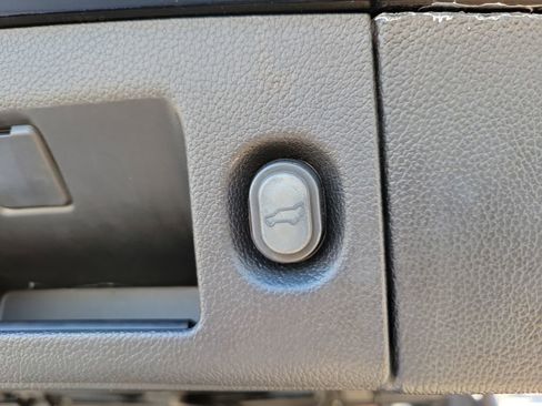 Used 2020 GMC Yukon Denali w/ Denali Premium Package image 11