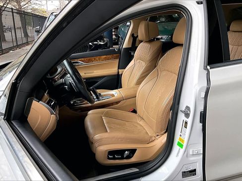 Used 2018 BMW 740i image 8