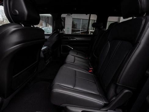 New 2025 Jeep Wagoneer Base image 28