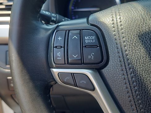 Used 2019 Toyota Highlander XLE AWD/4WD image 18