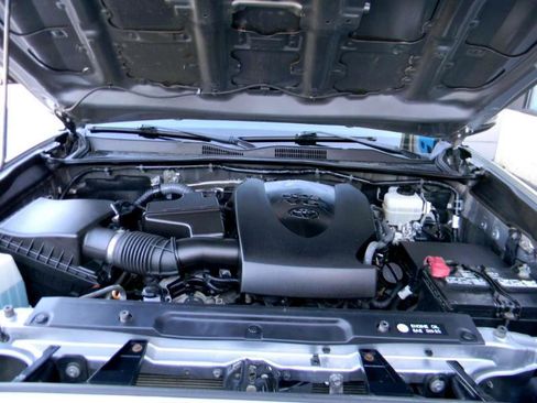 Used 2017 Toyota Tacoma TRD Off-Road image 23