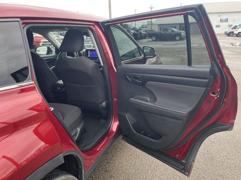 Used 2024 Toyota Highlander LE AWD/4WD image 34