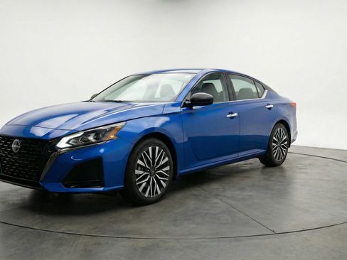 Used 2025 Nissan Altima 2.5 SV image 3