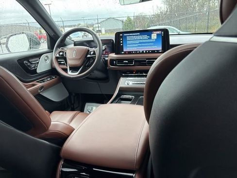 Certified 2025 Lincoln Aviator Reserve w/ Luxury Package image 9