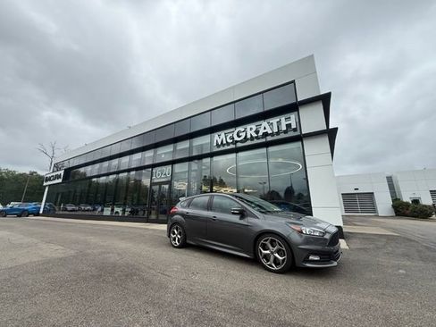 Used 2017 Ford Focus ST FWD image 1