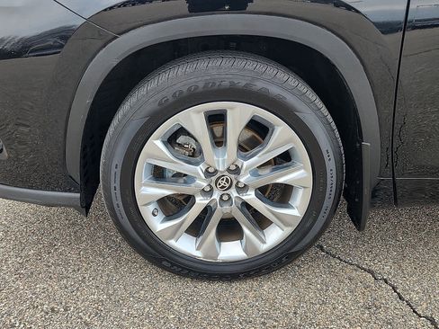 Used 2022 Toyota Highlander Limited image 9