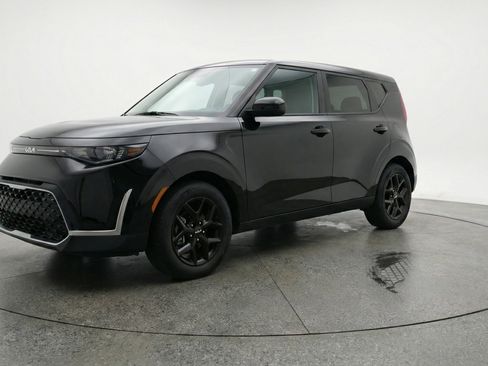 Used 2025 Kia Soul LX w/ LX Technology Package image 3