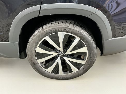 Used 2024 Volkswagen Taos SE image 11