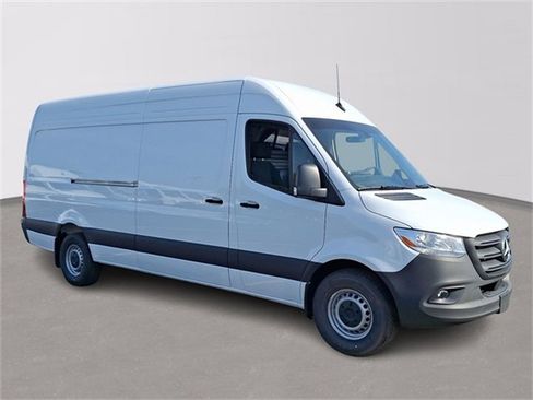 Used 2025 Mercedes-Benz Sprinter 2500 image 3