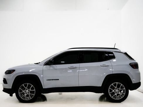 Used 2024 Jeep Compass Latitude image 5