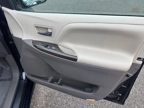 Used 2020 Toyota Sienna XLE FWD image 17