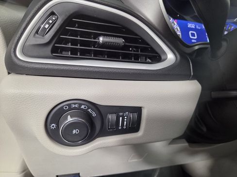 Certified 2024 Chrysler Pacifica Touring-L image 24