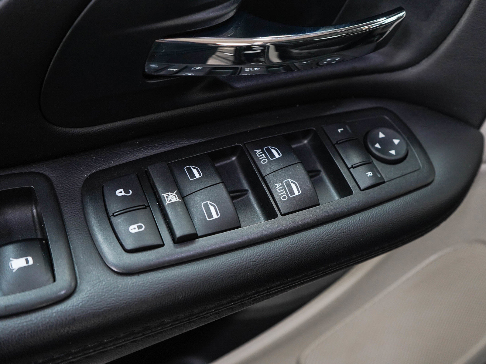 Used 2014 Dodge Grand Caravan SXT w/ Rear Park Assist Package FWD image 24