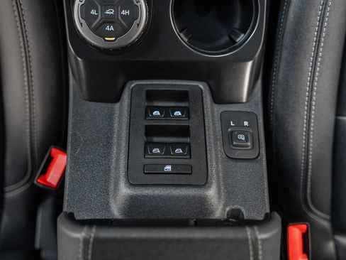 Used 2025 Ford Bronco Badlands image 34