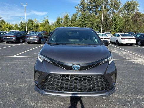 Used 2025 Toyota Sienna XSE FWD image 9