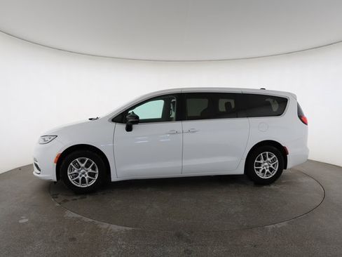 Used 2024 Chrysler Pacifica Touring-L image 5