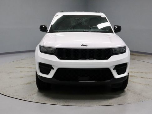 Used 2024 Jeep Grand Cherokee Altitude AWD/4WD image 6