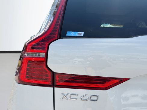 Used 2023 Volvo XC60 B5 Ultimate w/ Climate Package image 11