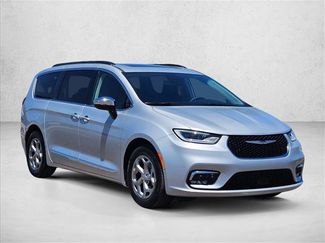 Used 2023 Chrysler Pacifica Limited FWD video 3