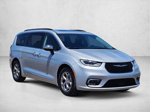 Used 2023 Chrysler Pacifica Limited FWD image 3