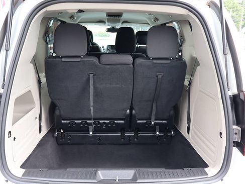 Used 2019 Dodge Grand Caravan SE FWD image 4