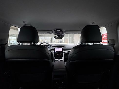 Used 2023 Jeep Grand Cherokee Limited image 17