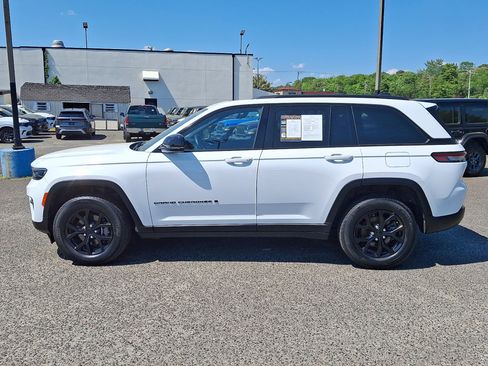 Used 2024 Jeep Grand Cherokee Altitude AWD/4WD image 2