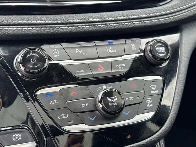 Used 2025 Chrysler Pacifica Limited FWD image 41