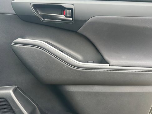 Certified 2024 Toyota Highlander LE image 23