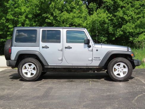 Used 2018 Jeep Wrangler Unlimited Sport S AWD/4WD image 2
