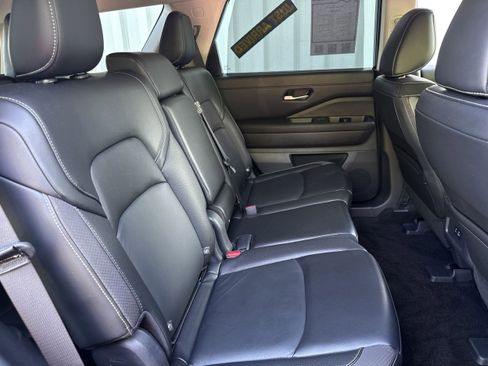 Used 2024 Nissan Pathfinder SL AWD/4WD image 14