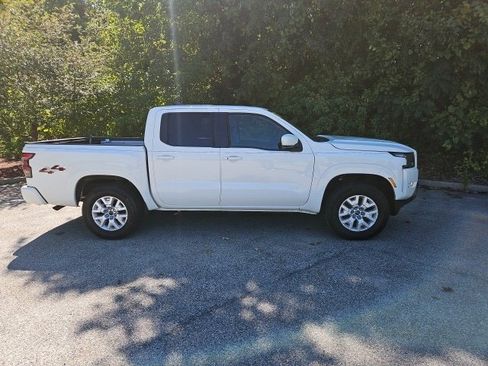 Used 2022 Nissan Frontier SV image 2