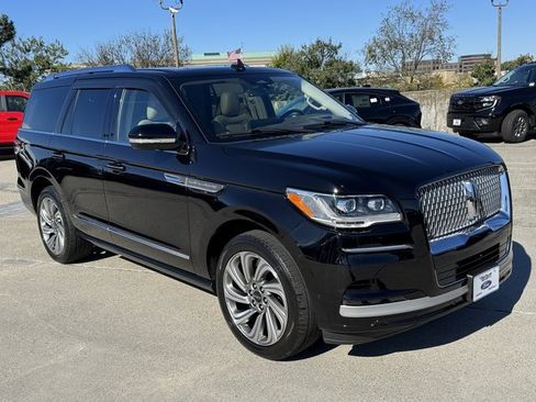 Used 2022 Lincoln Navigator Reserve image 6