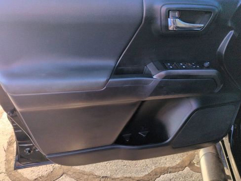 Used 2021 Toyota Tacoma TRD Off-Road image 10