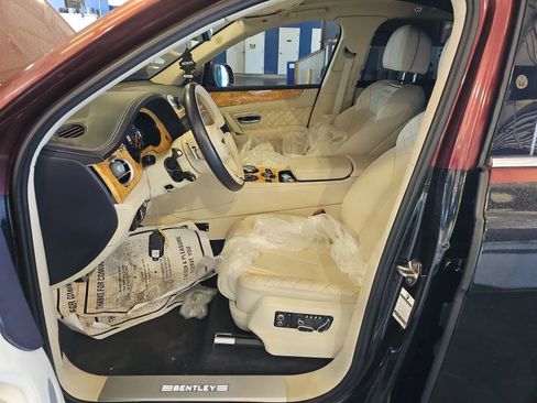 Used 2017 Bentley Bentayga AWD/4WD image 2