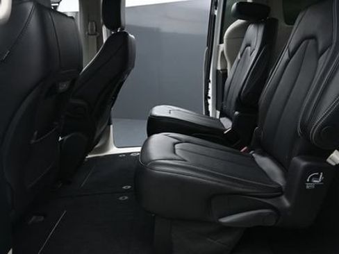 Used 2024 Chrysler Pacifica Touring-L w/ Road Tripper Package FWD image 8
